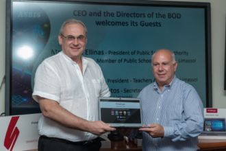 Siergiej Kostevitch, CEO ASBIS oraz Ntinos Ellinas, Prezes Zarządu Szkoł Publicznych w Limassol_s2