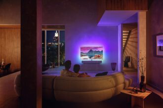 OLED986 LS COUPLE WATCHING MOVIE RGB 01
