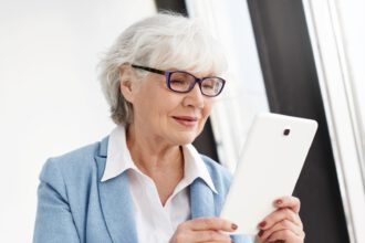 Senior, dzień babci i dziadka, technologia