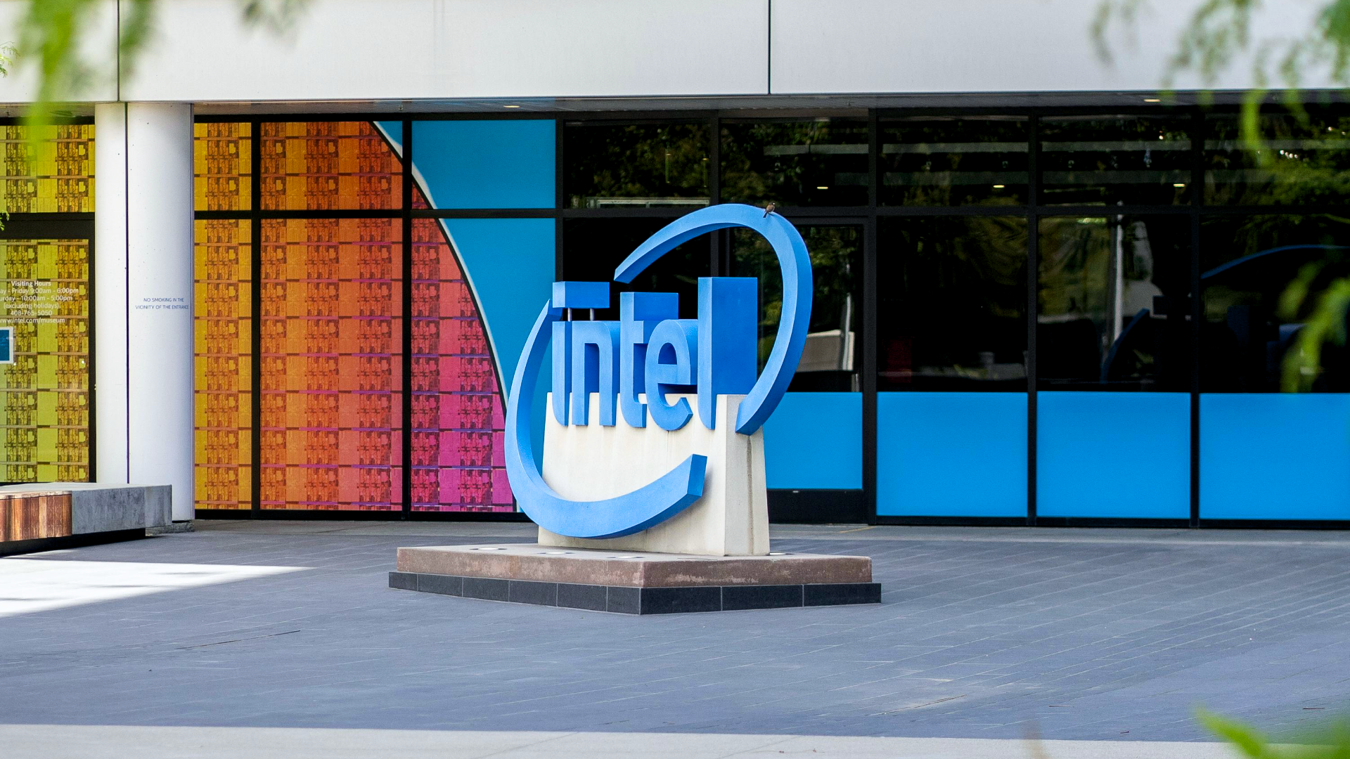 Intel tnie koszty i rozważa wyjście z odlewni. Inwestorzy reagują spadkami