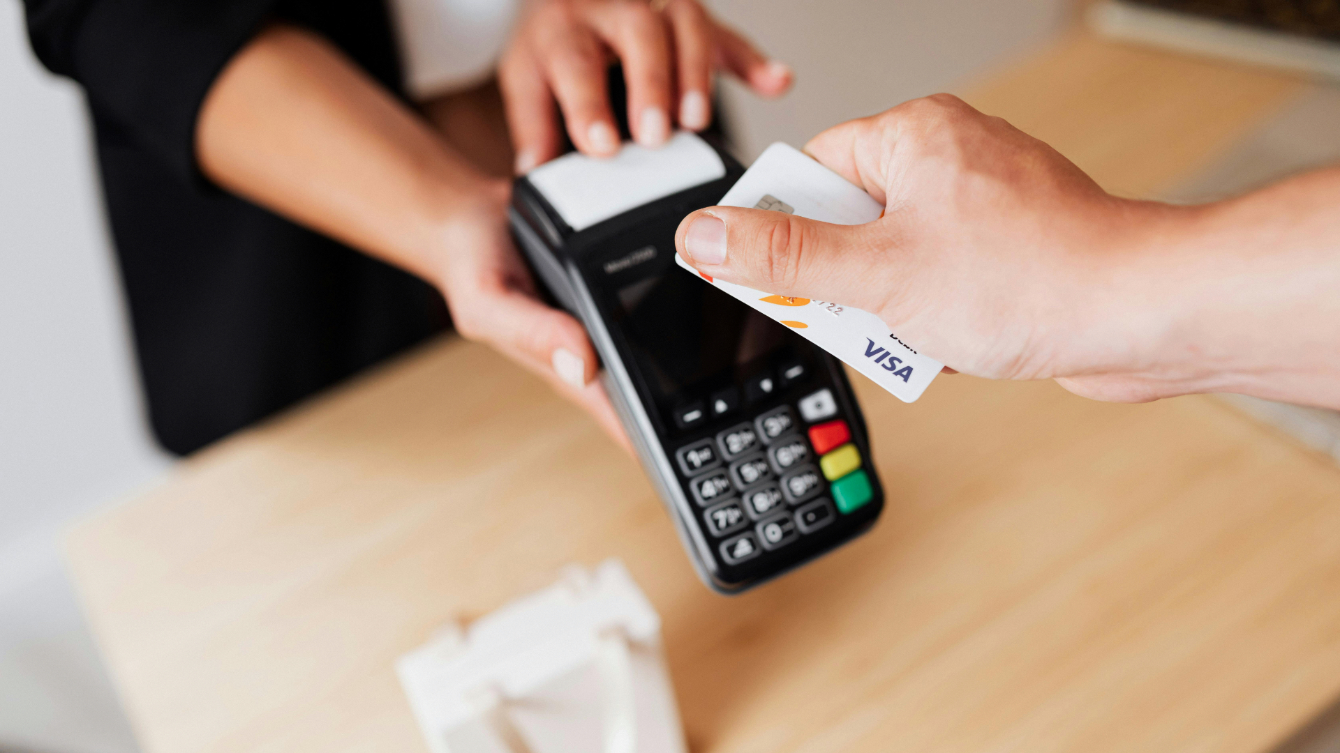 Płacenie kartą za granicą – o tym warto wiedzieć przed podróżą