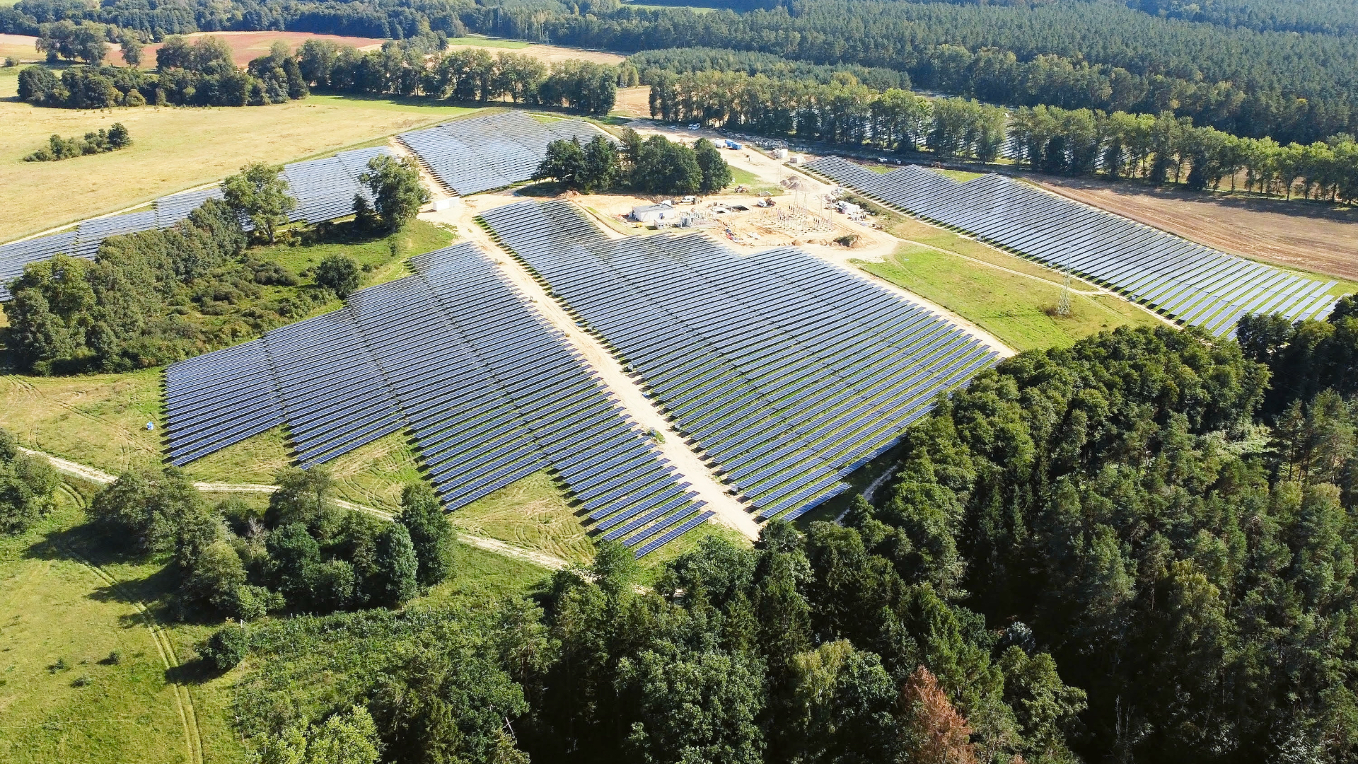 Apple inwestuje w OZE w Polsce – farmy słoneczne i wiatrowe do 2030