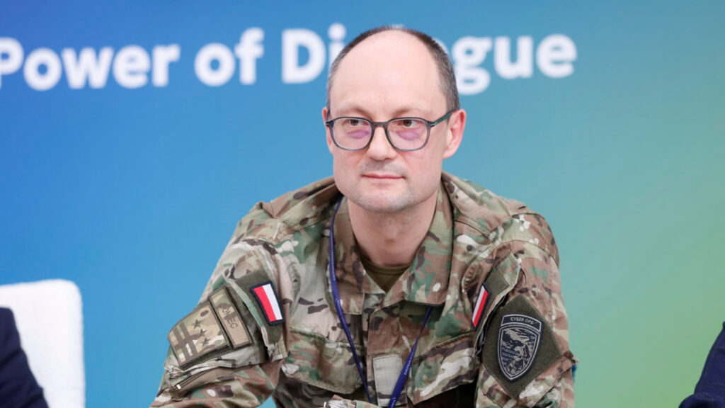 Geopolityka na wokandzie zarządów. Dlaczego ochrona przed cyberatakami przestała być domeną IT 2 Pułkownik Paweł Doniec z Dowództwa Komponentu Wojsk Obrony Cyberprzestrzeni