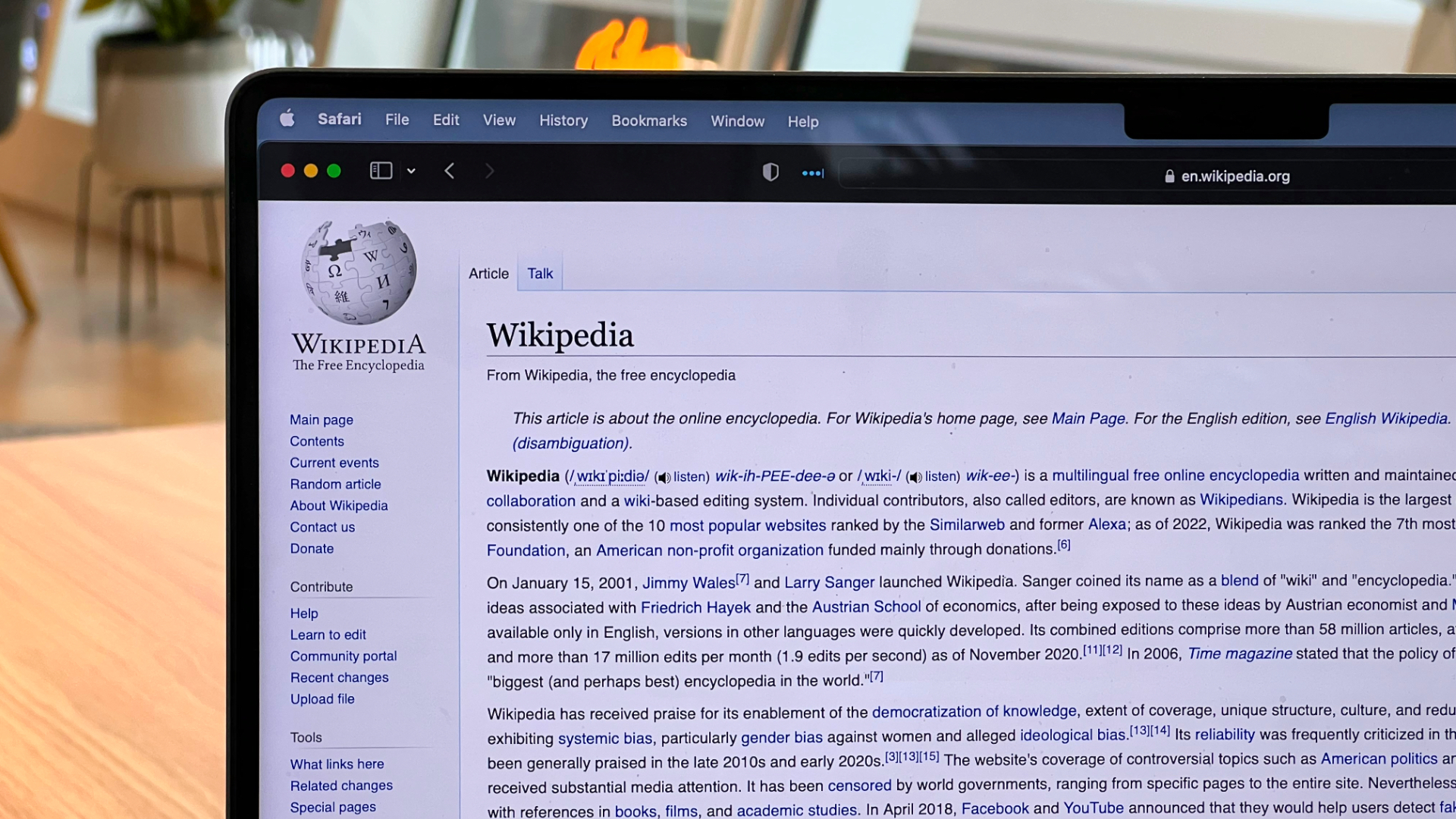 AI odbiera Wikipedii czytelników. Zmienia się sposób korzystania z wiedzy